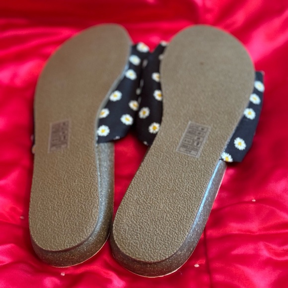 Blowfish daisy sandal. - Picture 2 of 2